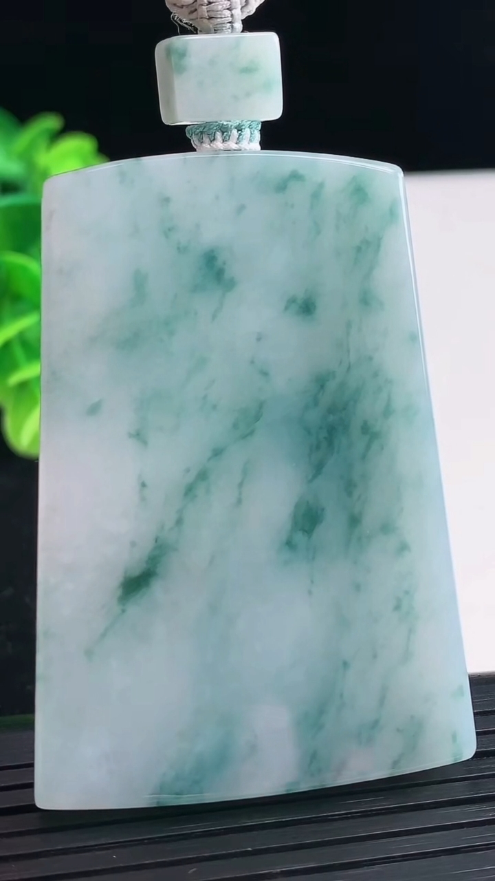 天然A货翡翠飘花无事牌吊坠尺寸57.4-39.9-9.9重量:46.34g
3月31日