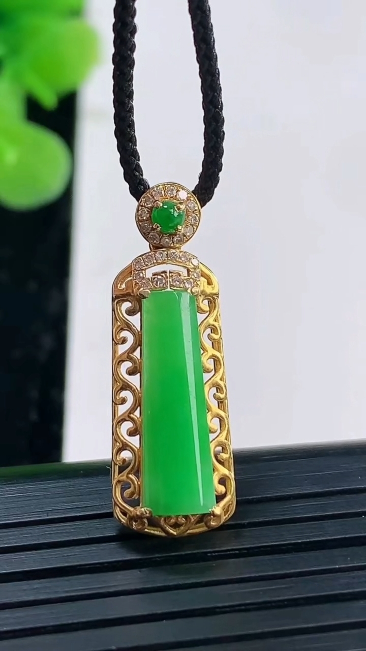 天然A货翡翠无事牌吊坠尺寸26.5-8.8-4.4重量:1.67g
3月31日