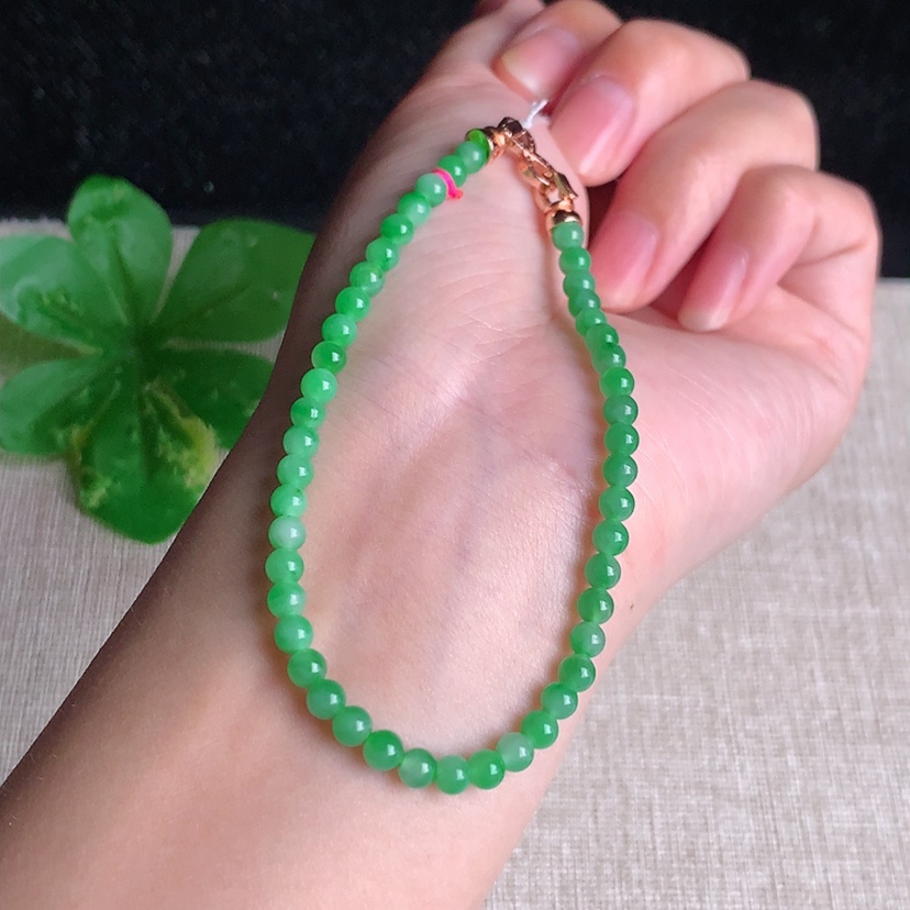 天然A货翡翠满绿圆珠佛珠手串 
尺寸3.8mm 重量5.70g 0329