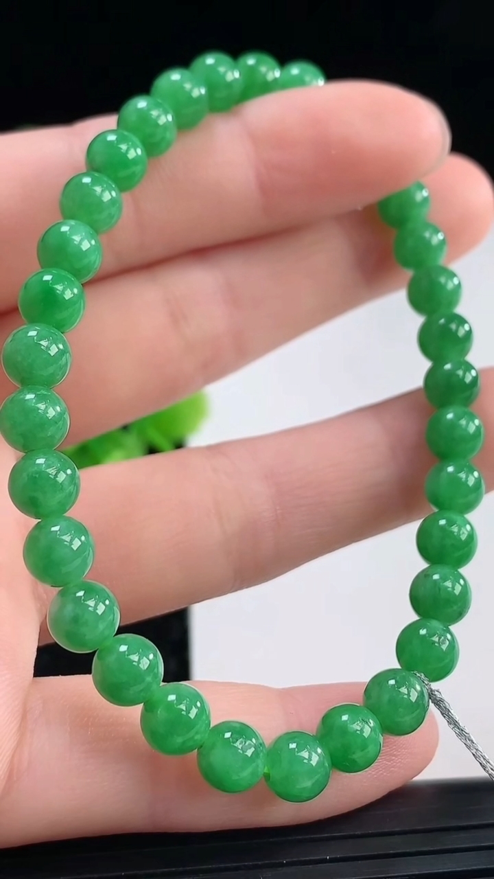 天然A货翡翠圆珠手串尺寸5.8-32颗重量:11.12g3月31日
工厂直销收藏佳品,种好水足，色泽