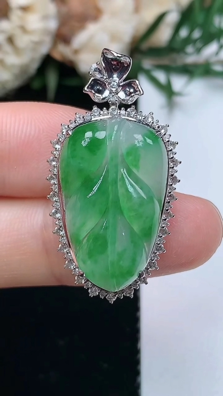 天然A货翡翠金枝玉叶 叶子吊坠，尺寸33.4-17.7-8.7，裸石22-13.8，重量:3.98g