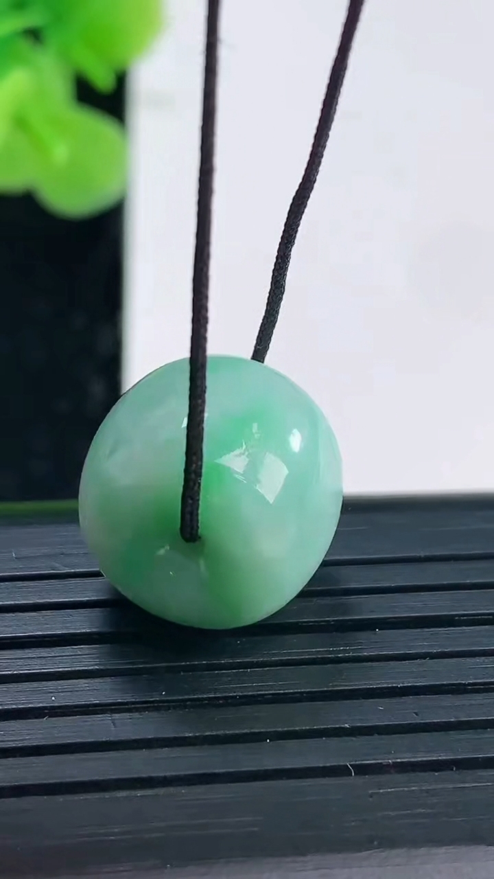 天然A货翡翠路路通吊坠尺寸15.1-12重量:6.06g
3月31日