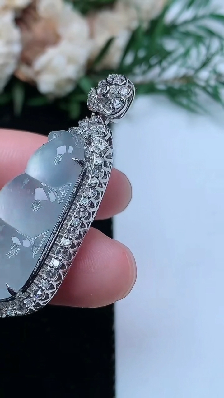 天然A货翡翠白冰福豆吊坠，尺寸44-18.2-11.4，裸石26.3-14.5
3月31日