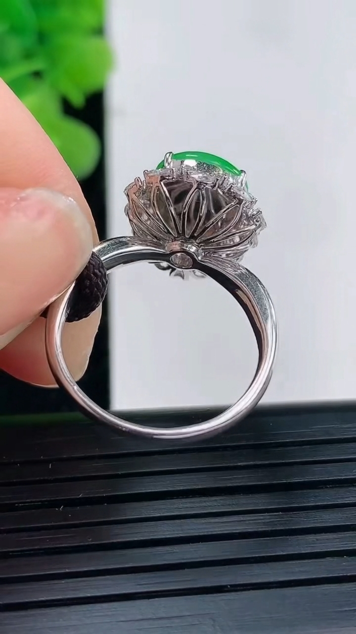 天然A货翡翠葫芦戒指尺寸17.7-16.5-13.4裸石12.6-8.7重量:4.19g2026年3月31日
工厂直销收藏佳品,种好水足，色泽均匀，有种有色，上手高大气！