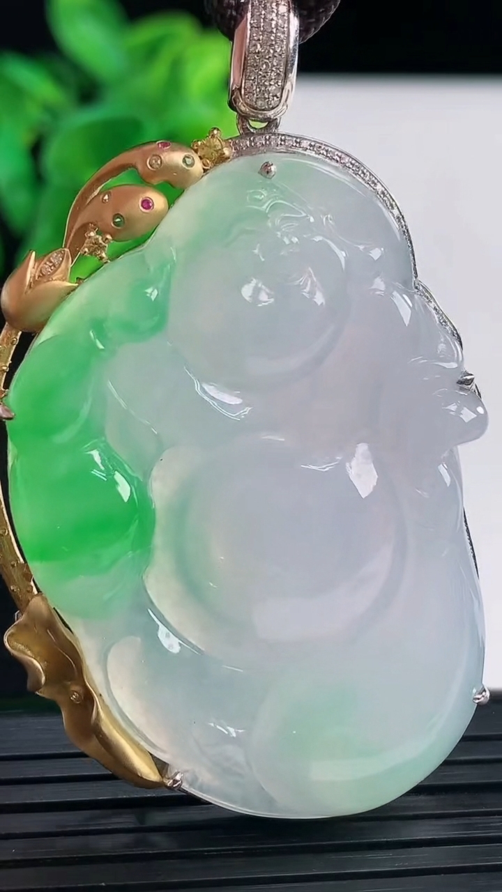 天然A货翡翠布袋佛吊坠尺寸61.1-38.1-9.5裸石49.4-34.4重量:23.04g
3月31日