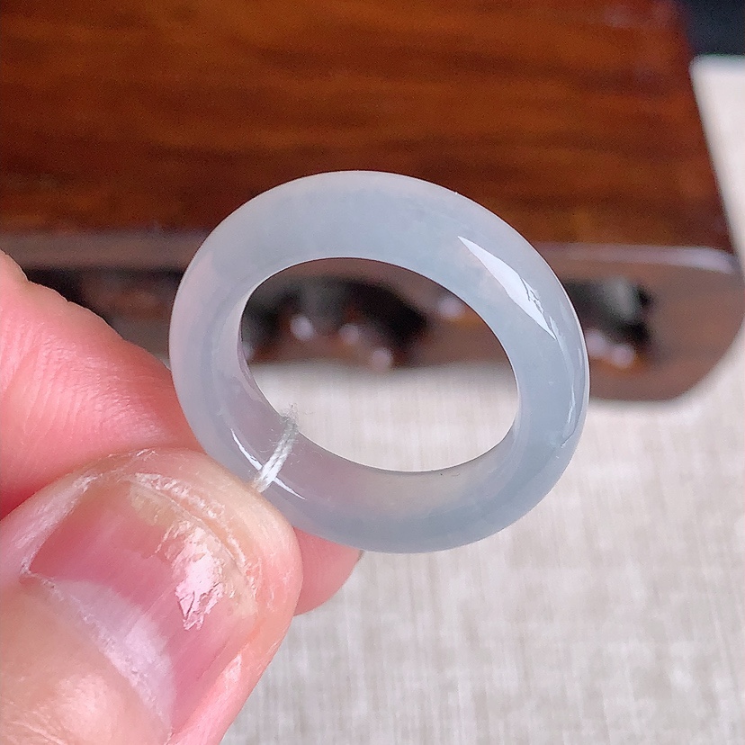 天然A货翡翠白月光素面戒指 
尺寸16.5-5.5-3.5mm 重量3.48g 0329