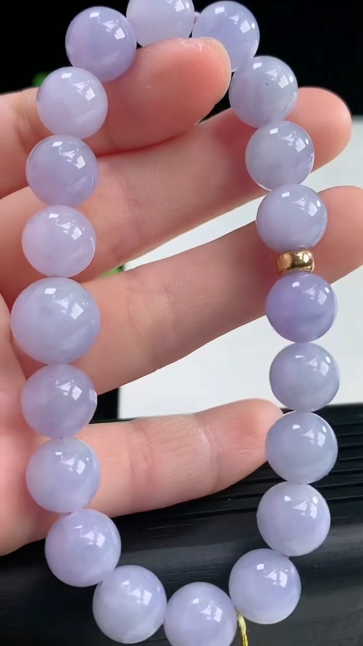 天然A货翡翠紫罗兰圆珠手串尺寸9.4-20颗重量:31.53g3月31日
工厂直销收藏佳品,种好水足，色泽均匀，有种有色，上手高大气！
