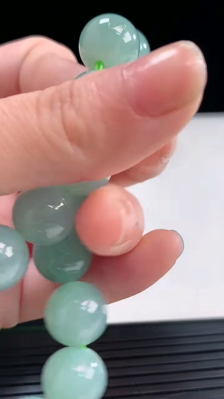 天然A货翡翠圆珠手串尺寸12.2-16颗重量:52.73g3月31日
工厂直销收藏佳品,种好水足，色泽均匀，有种有色，上手高大气！
