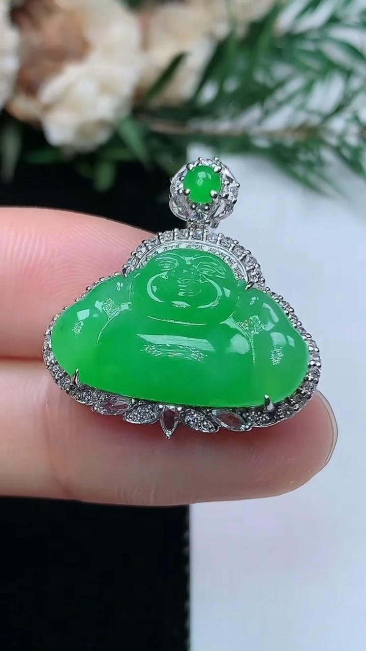 天然A货翡翠佛公吊坠，尺寸24.7-23.5-9.8，裸石12.8-21，重量:5.46g
3月31日