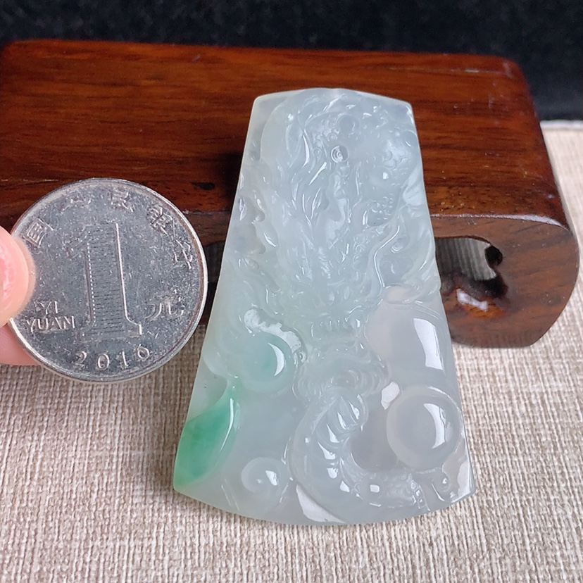 天然A货翡翠飘绿龙牌吊坠 
尺寸54-36.8-5.8mm 重量21.66g 0329