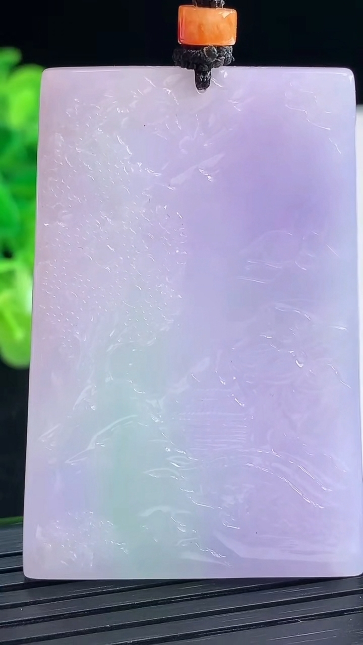 天然A货翡翠春带彩紫罗兰山水牌吊坠尺寸56.5-38.4-5.7重量:36.13g
3月31日