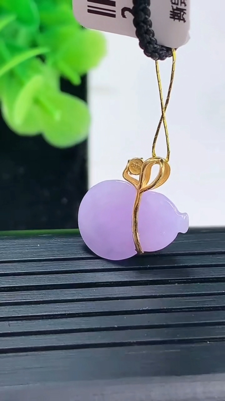 天然A货翡翠18K金紫罗兰葫芦吊坠尺寸15.3-13.8-4.5重量:1.53g
3月31日