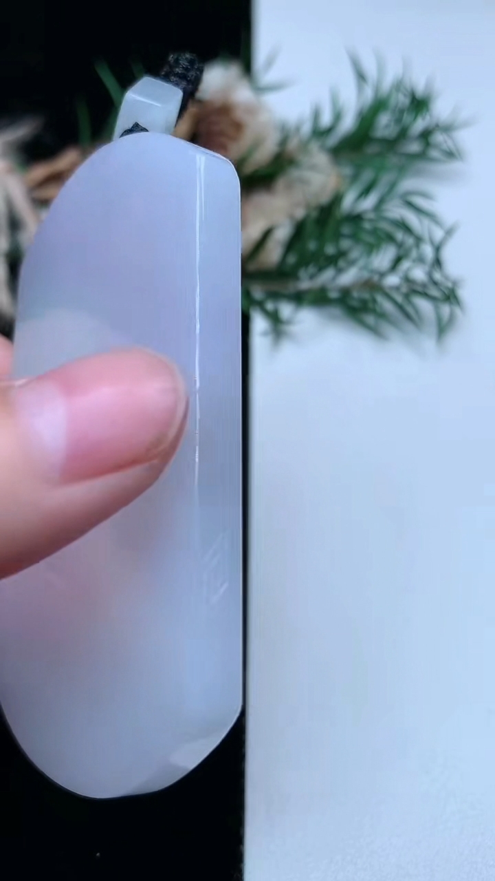 天然A货翡翠紫罗兰 飘花无事牌吊坠，尺寸68.5-45-5.5，重量:51.28g
3月31日