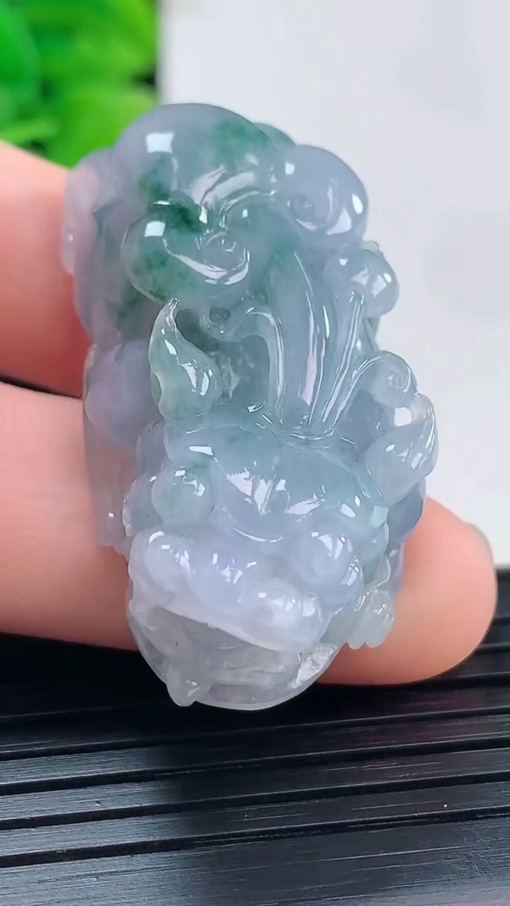 天然A货翡翠紫罗兰飘花貔貅吊坠尺寸36.9-19.2-13.5重量:18.73g
3月31日