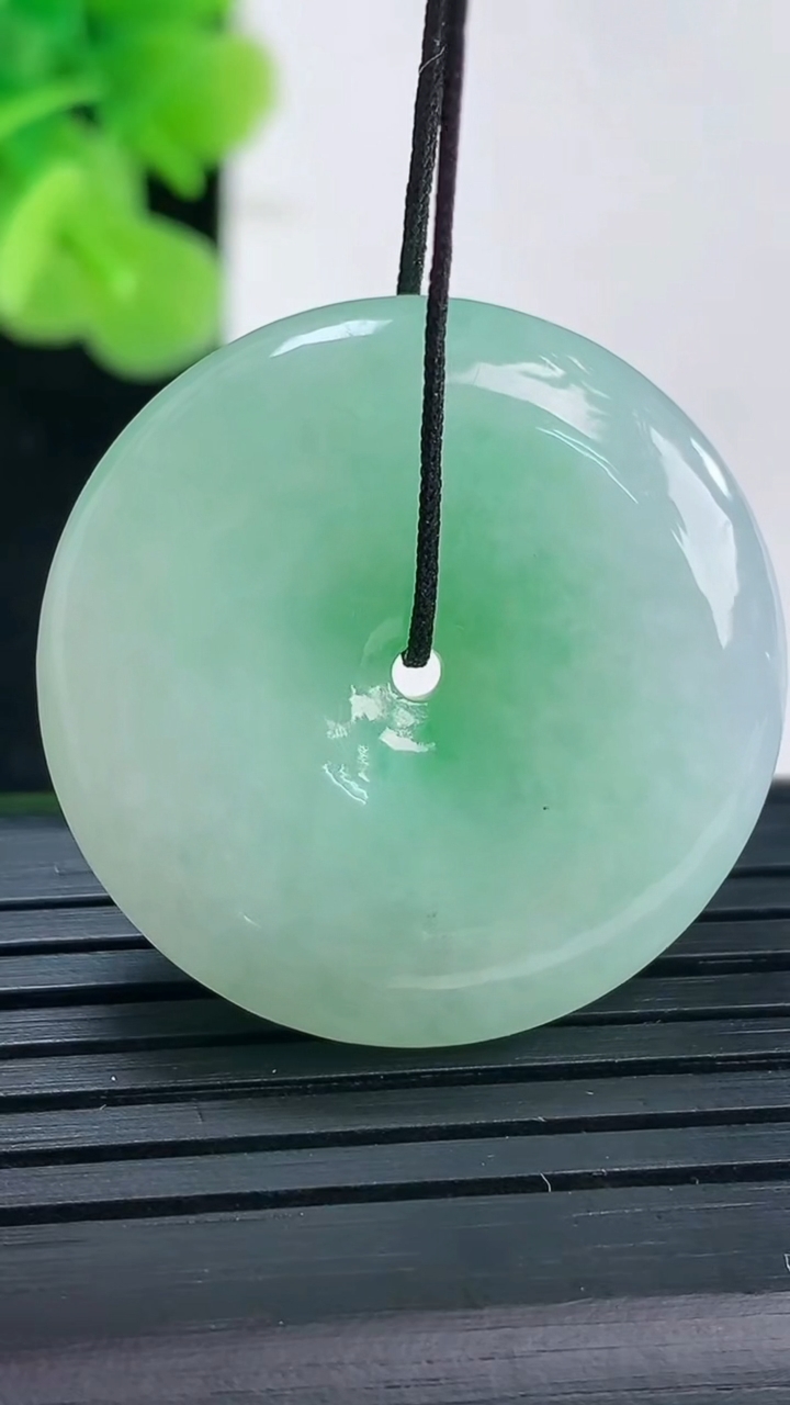 天然A货翡翠平安扣吊坠尺寸29.6-6.7重量:12.89g
3月31日