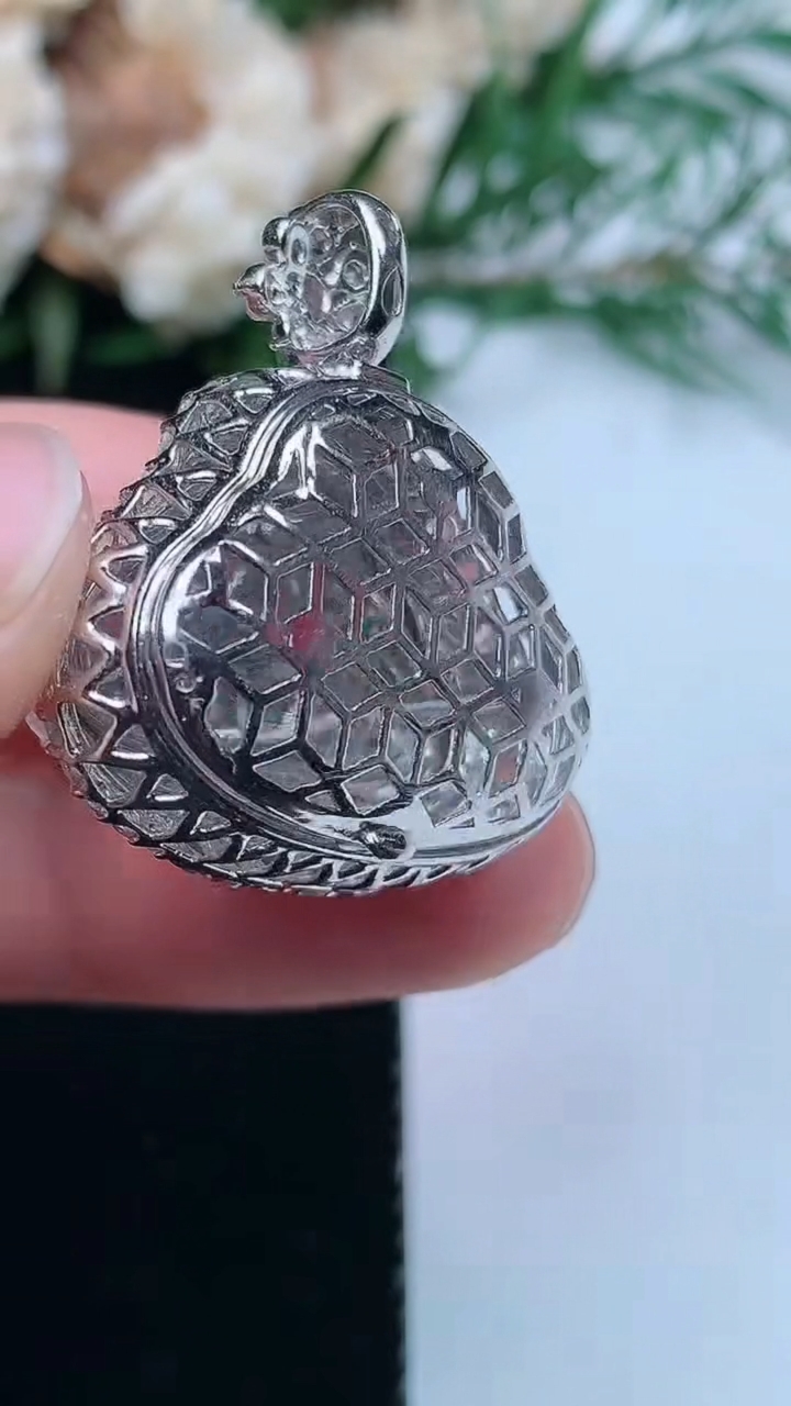 天然A货翡翠白冰佛公吊坠，尺寸28-25.8-12.3，裸石14.5-22，重量:6.88g
3月31日