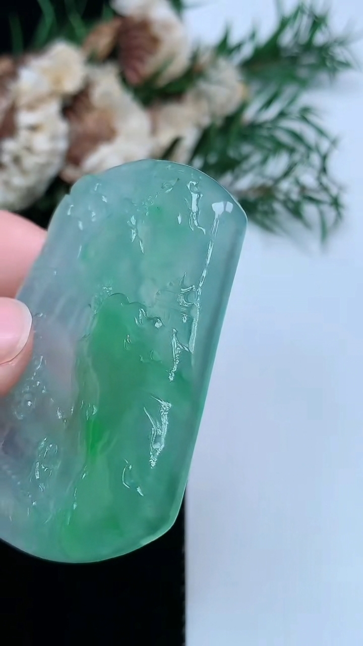 天然A货翡翠山水牌吊坠，尺寸48.4-35.7-5.5，重量:20.00g
3月31日