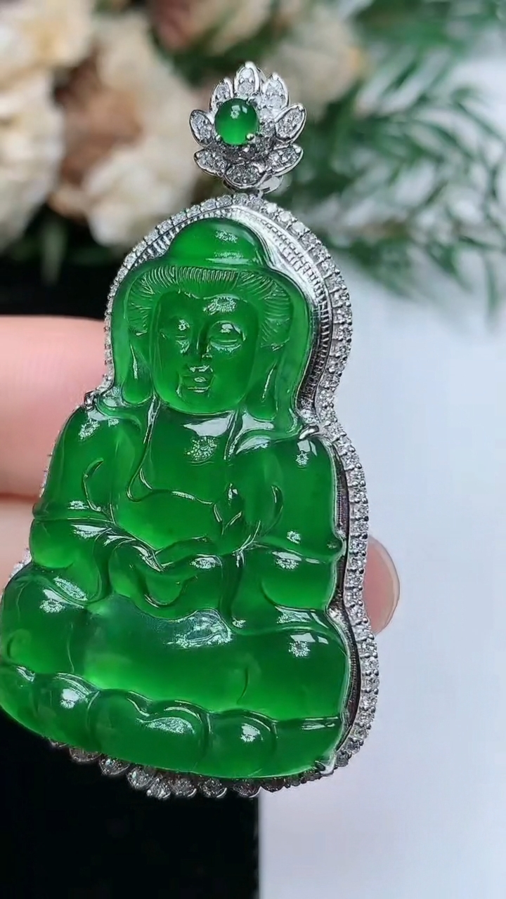 天然A货翡翠观音菩萨吊坠，尺寸49.6-27-11，裸石35.7-24，重量:11.29g
3月31日