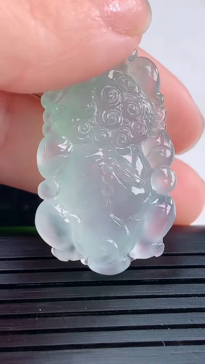 天然A货翡翠貔貅吊坠尺寸36.4-20.2-9.3重量:8.98g
3月31日