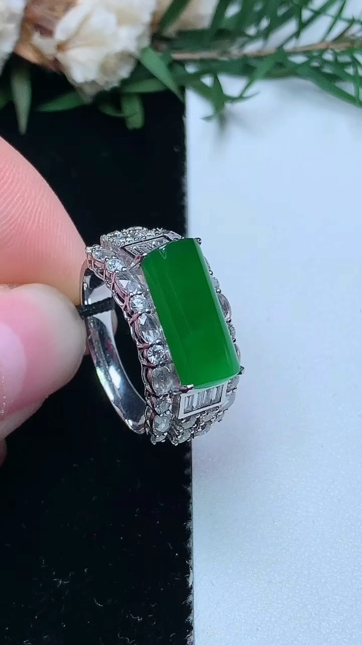 天然A货翡翠马鞍戒指，尺寸17.2-13.3-6.2，重量:5.56g2026年3月31日
工厂直销