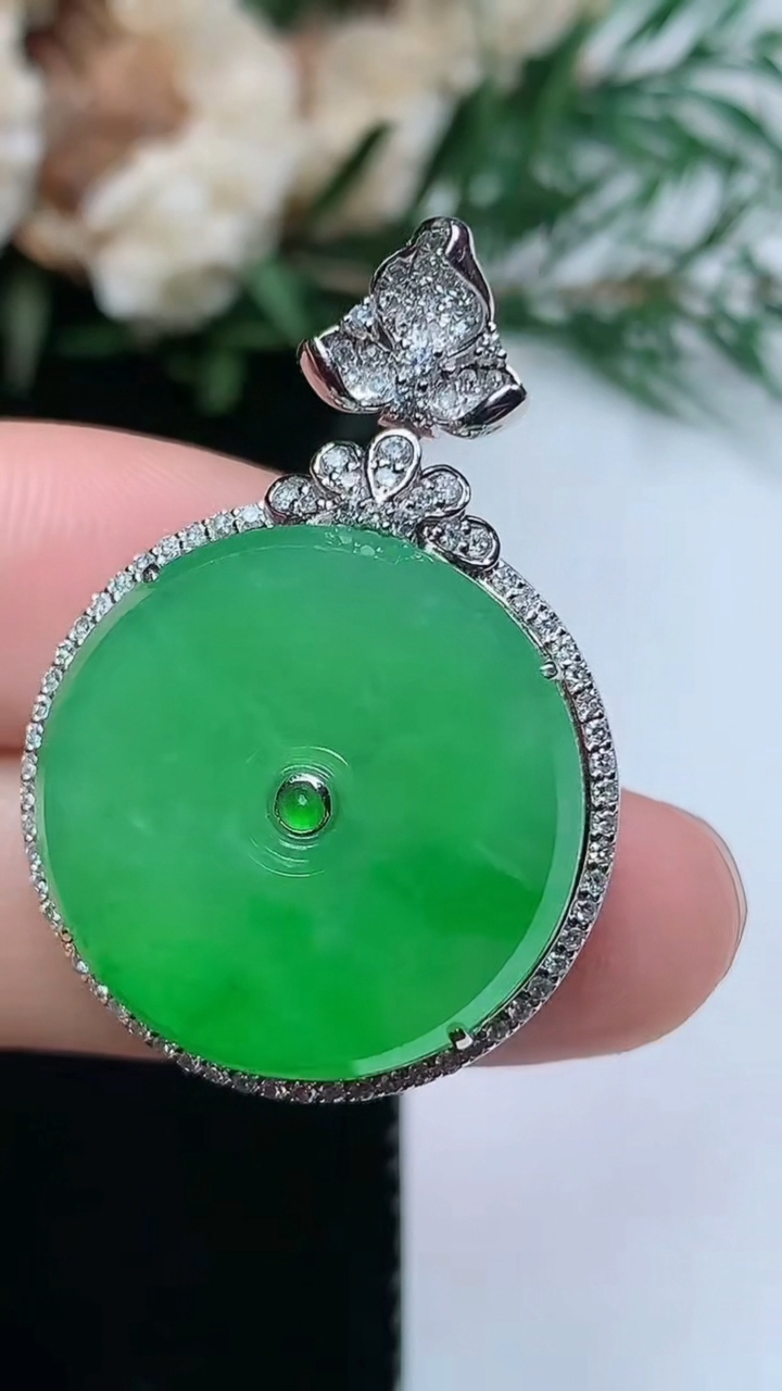 天然A货翡翠平安扣吊坠，尺寸34-23.4-8.3，裸石20.8，重量:6.56g
3月31日