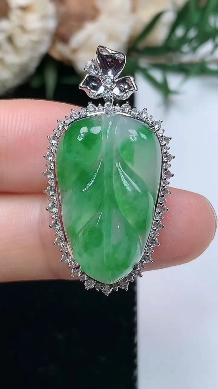 天然A货翡翠金枝玉叶 叶子吊坠，尺寸33.4-17.7-8.7，裸石22-13.8，重量:3.98g