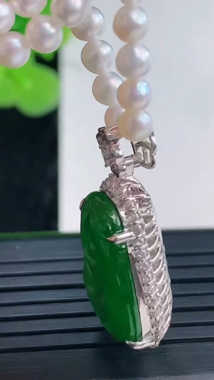 天然A货翡翠如意吊坠尺寸28.8-14.7-7.9裸石18.7-12.1重量:12.77g
3月31日