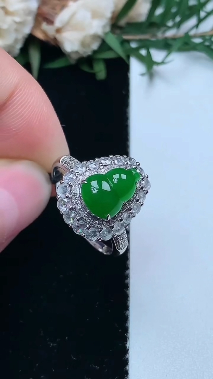 天然A货翡翠葫芦戒指，尺寸17.6-9.2-7，重量:3.30g2026年3月31日
工厂直销收藏佳