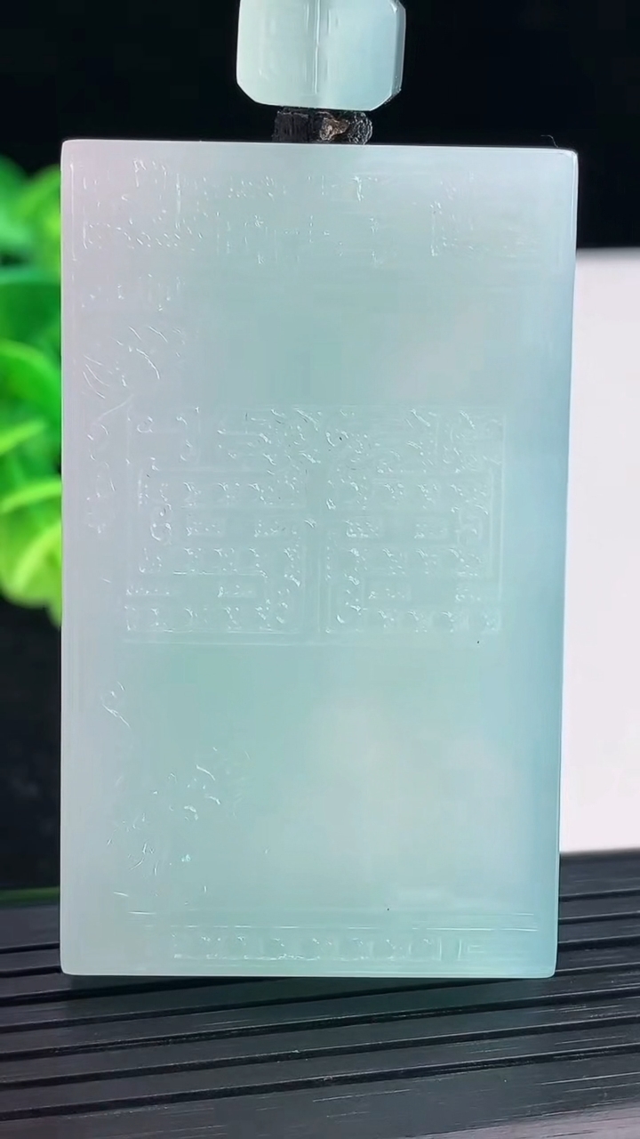 天然A货翡翠仿古无事牌吊坠尺寸59.3-35.9-10重量:77.24g
3月31日