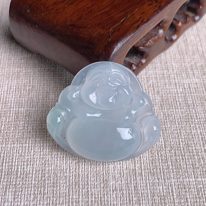 天然A货翡翠白月光佛公吊坠 
尺寸28.4-32-5.8mm 重量8.36g 0329
