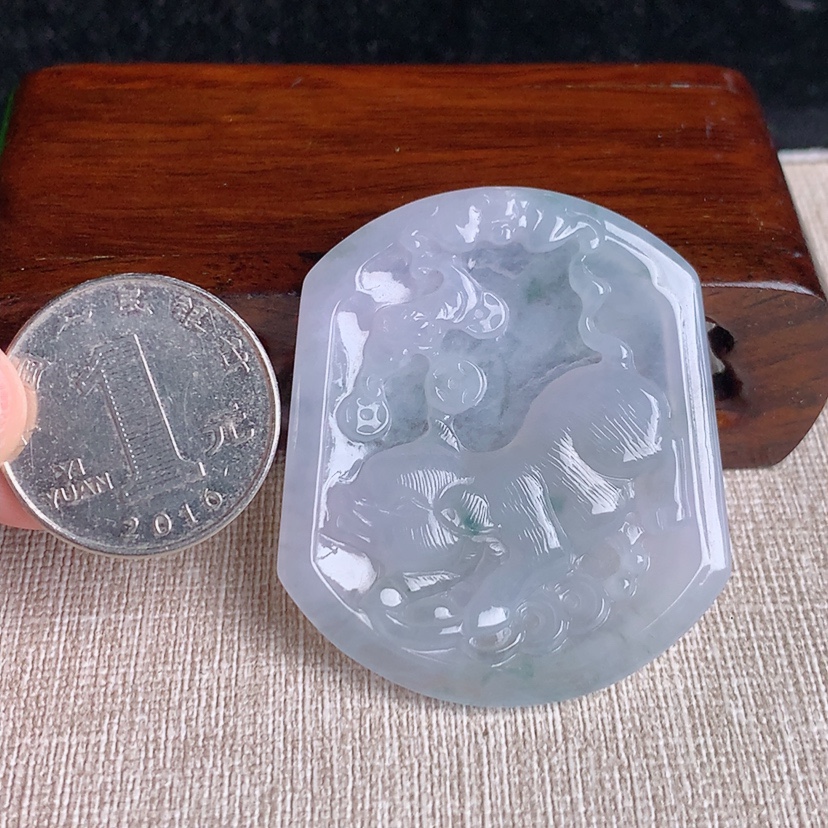 天然A货翡翠飘花生肖猪吊坠 
尺寸46.5-40.3-5mm 重量18.05g 0329