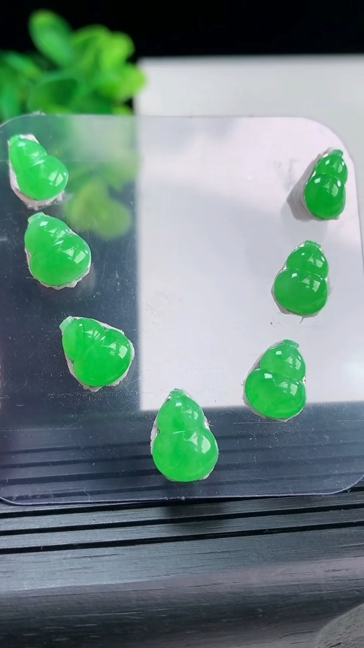 天然A货翡翠葫芦镶嵌件一手尺寸11.5-8.3-2重量:5.10g
3月31日