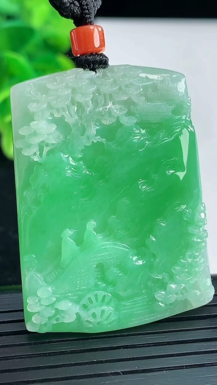 天然A货翡翠山水牌吊坠尺寸45.8-34.2-6.4重量:28.19g
3月31日