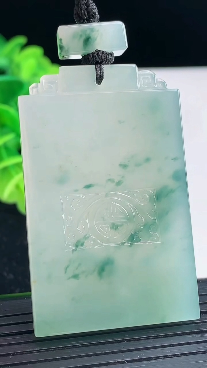 天然A货翡翠种飘花仿古无事牌吊坠尺寸53.4-33.5-5.7重量:38.65g
3月31日