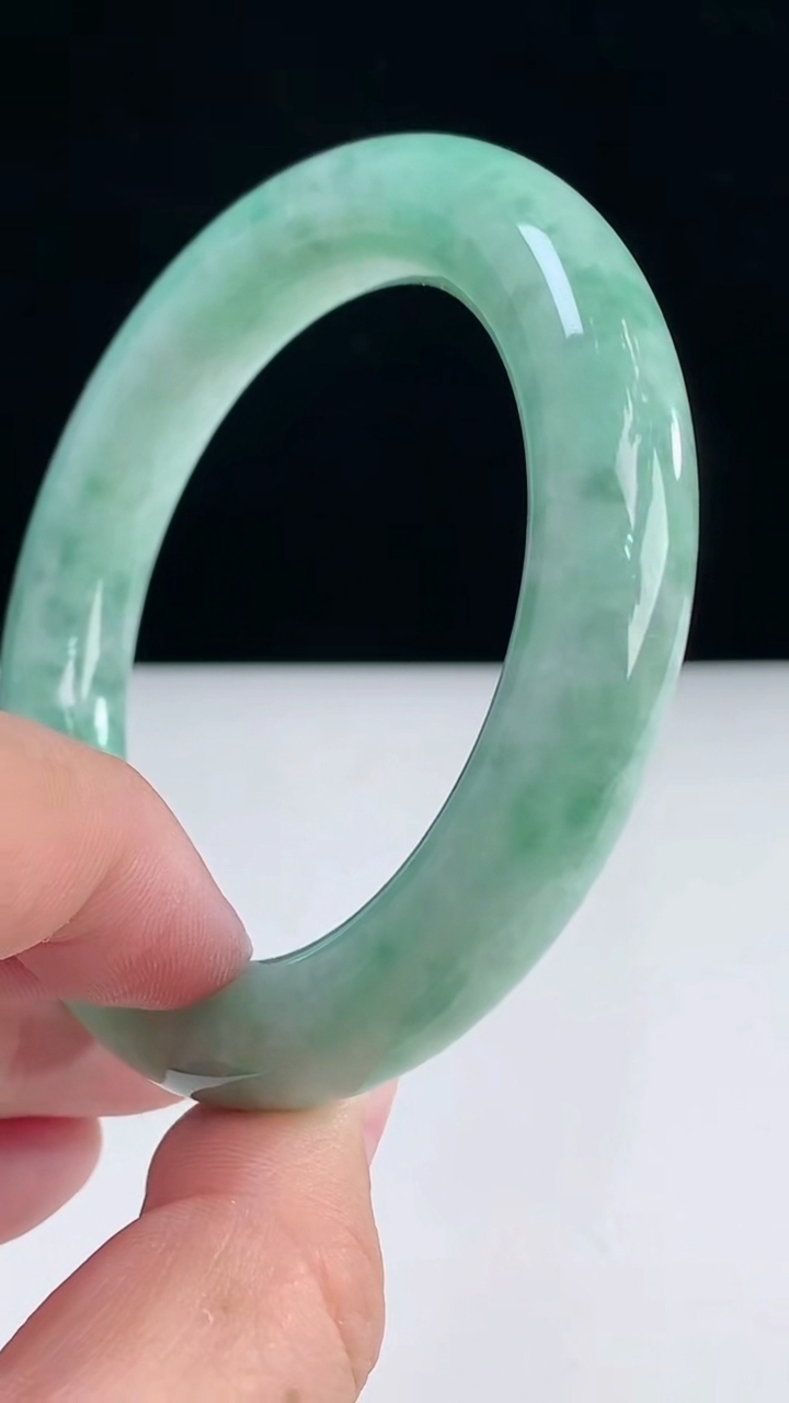 圈口56-57翡翠a货圆条手镯尺寸57-12重:77.16g 873月31日