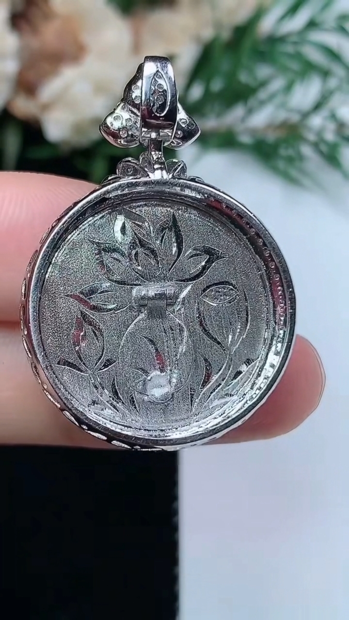 天然A货翡翠平安扣吊坠，尺寸34-23.4-8.3，裸石20.8，重量:6.56g
3月31日