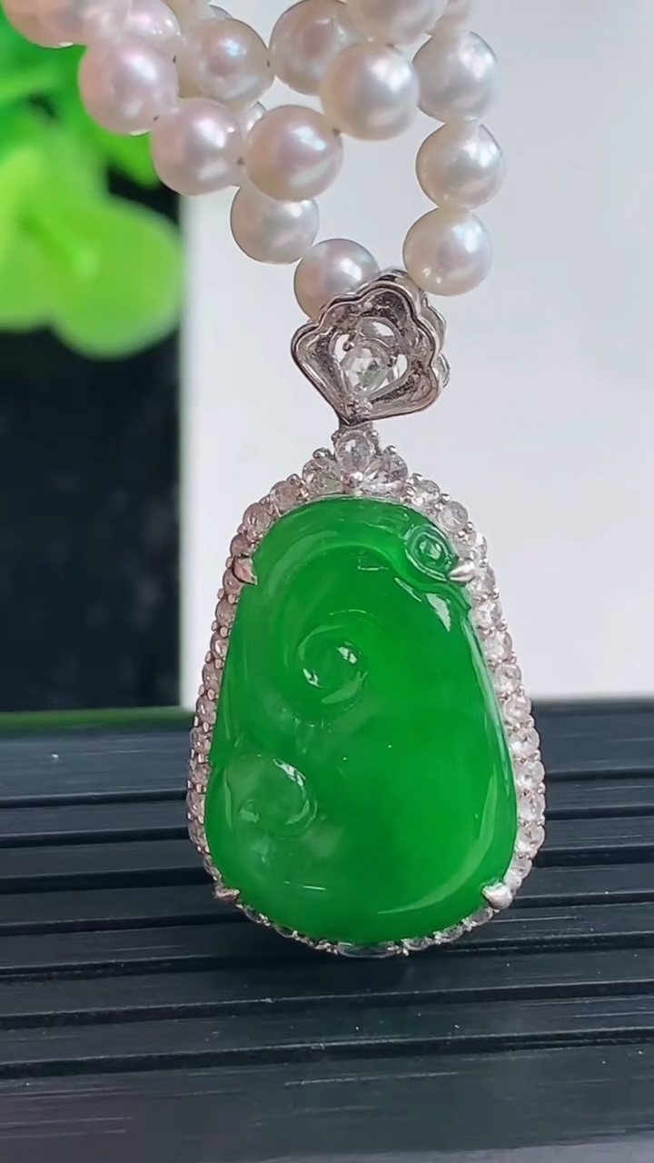 天然A货翡翠如意吊坠尺寸28.8-14.7-7.9裸石18.7-12.1重量:12.77g
3月31日