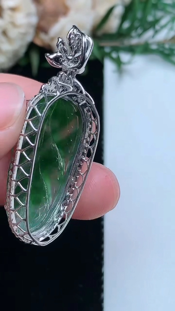 天然A货翡翠金枝玉叶 叶子吊坠，尺寸38.6-15.8-8.8，裸石24.5-13.3，重量:4.28g
3月31日