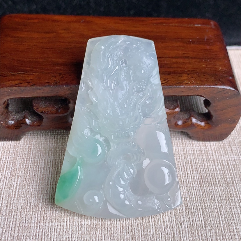 天然A货翡翠飘绿龙牌吊坠 
尺寸54-36.8-5.8mm 重量21.66g 0329