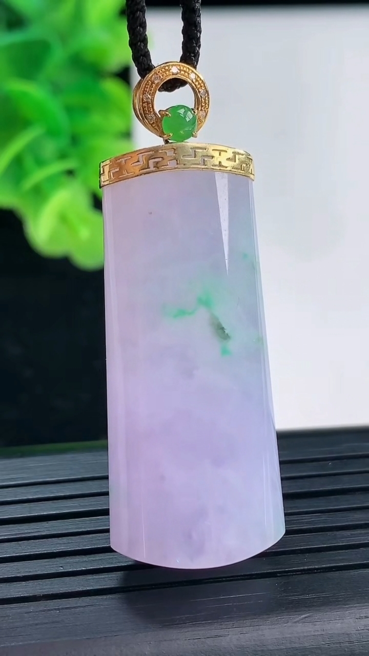 天然A货翡翠18K金春带彩紫罗兰无事牌吊坠尺寸41.6-17.1-10.1重量:17.74g
3月3