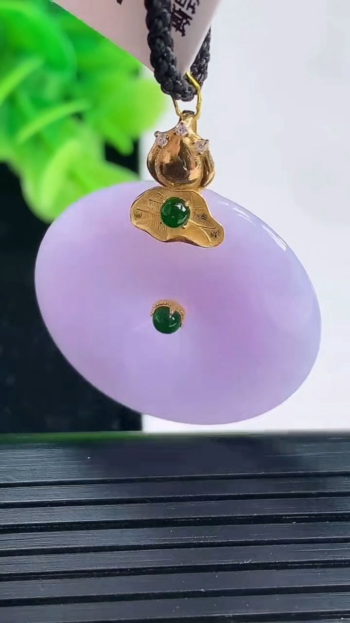 天然A货翡翠18K金紫罗兰平安扣吊坠尺寸26.7-5.6重量:8.89g
3月31日