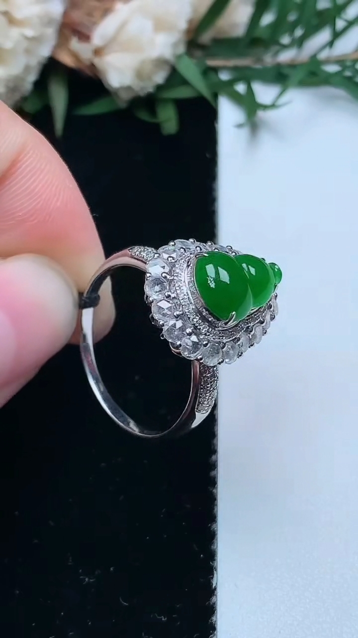 天然A货翡翠葫芦戒指，尺寸17.6-9.2-7，重量:3.30g2026年3月31日
工厂直销收藏佳品,种好水足，色泽均匀，有种有色，上手高大气！