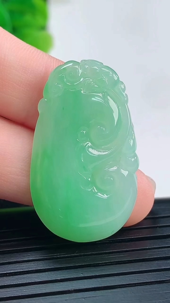 天然A货翡翠如意吊坠尺寸32.5-19.4-4.6重量:6.13g
3月31日