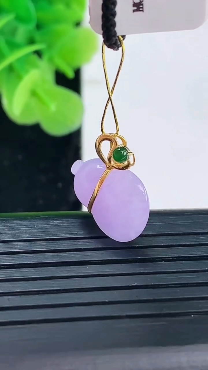 天然A货翡翠18K金紫罗兰葫芦吊坠尺寸15.3-13.8-4.5重量:1.53g
3月31日
