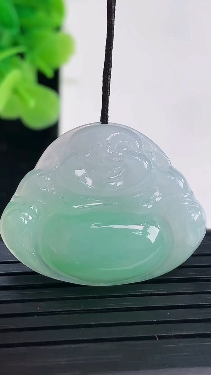 天然A货翡翠佛公吊坠尺寸24.6-31.2-6.5重量:7.56g
3月31日