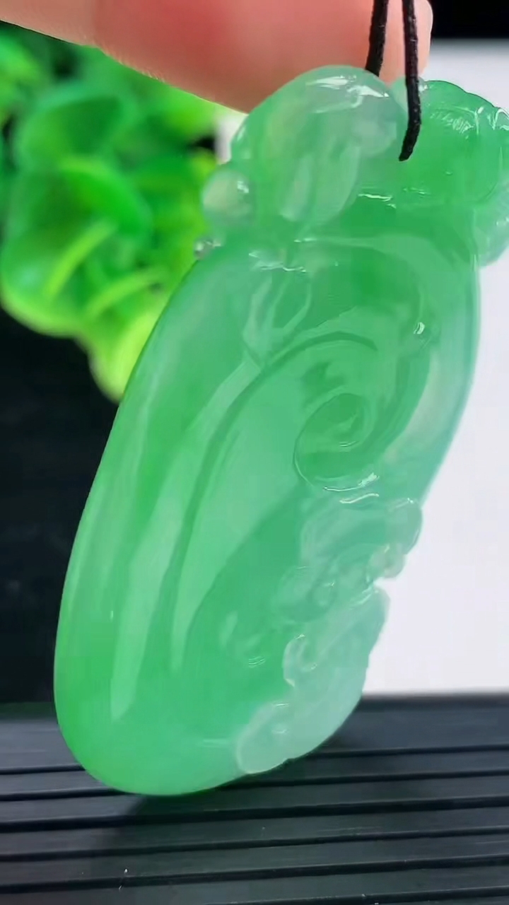 天然A货翡翠如意吊坠尺寸54.1-25.4-9.4重量:23.55g
3月31日