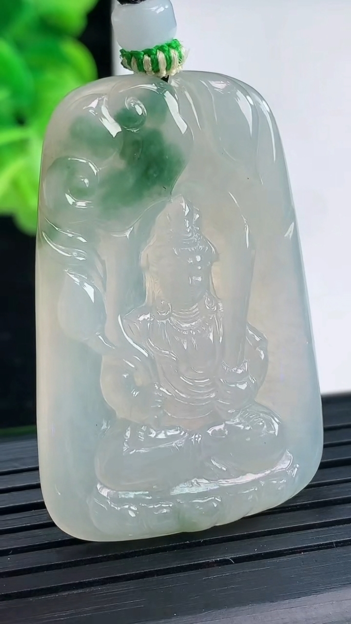 天然A货翡翠飘花文殊菩萨吊坠尺寸45.3-29.6-5.1重量:18.52g
3月31日