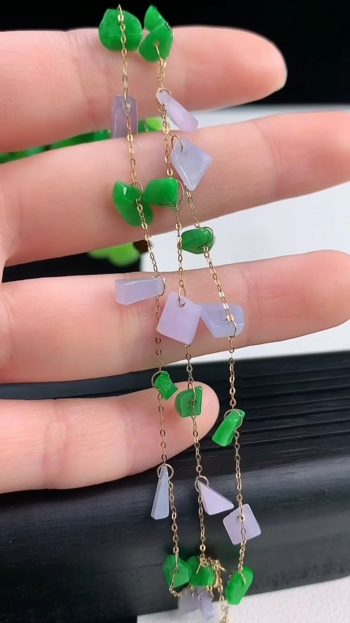 天然A货翡翠双彩原石手链尺寸8.4-4.3-2.7重量:5.07g
3月31日