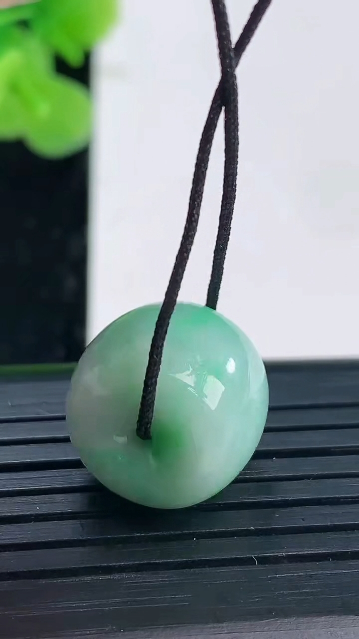 天然A货翡翠路路通吊坠尺寸15.1-12重量:6.06g
3月31日