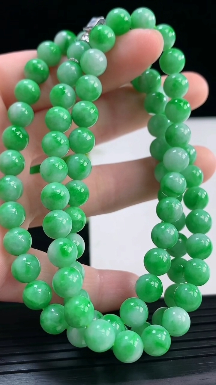 天然A货翡翠圆珠项链尺寸7.1-84颗重量:53.82g
3月31日